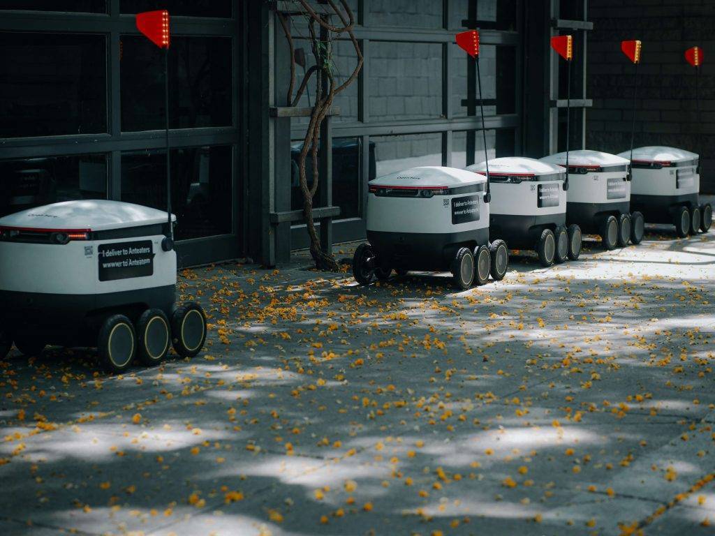 roboter som går gjennom gater