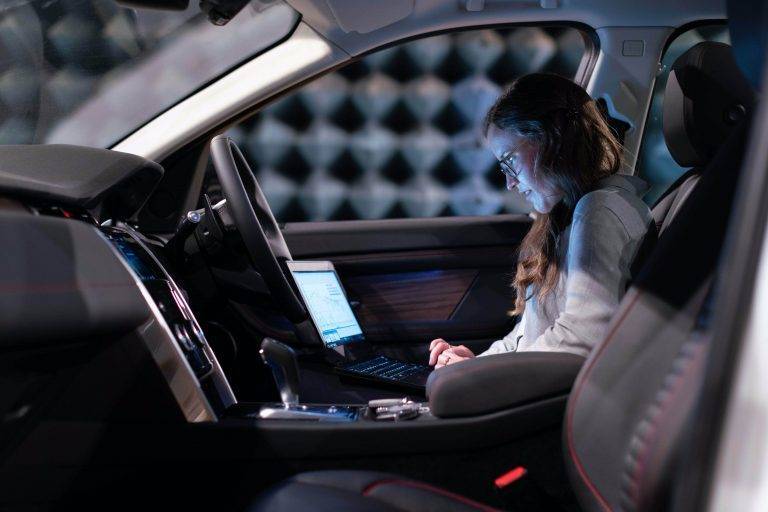 mujer sentada en un coche